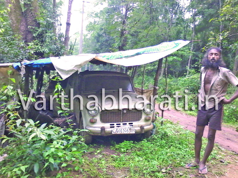 ಸುಳ್ಯ: ಕಾಡು ಮನುಷ್ಯನ ಭೇಟಿ ಮಾಡಿದ ಜಿಲ್ಲಾಧಿಕಾರಿ